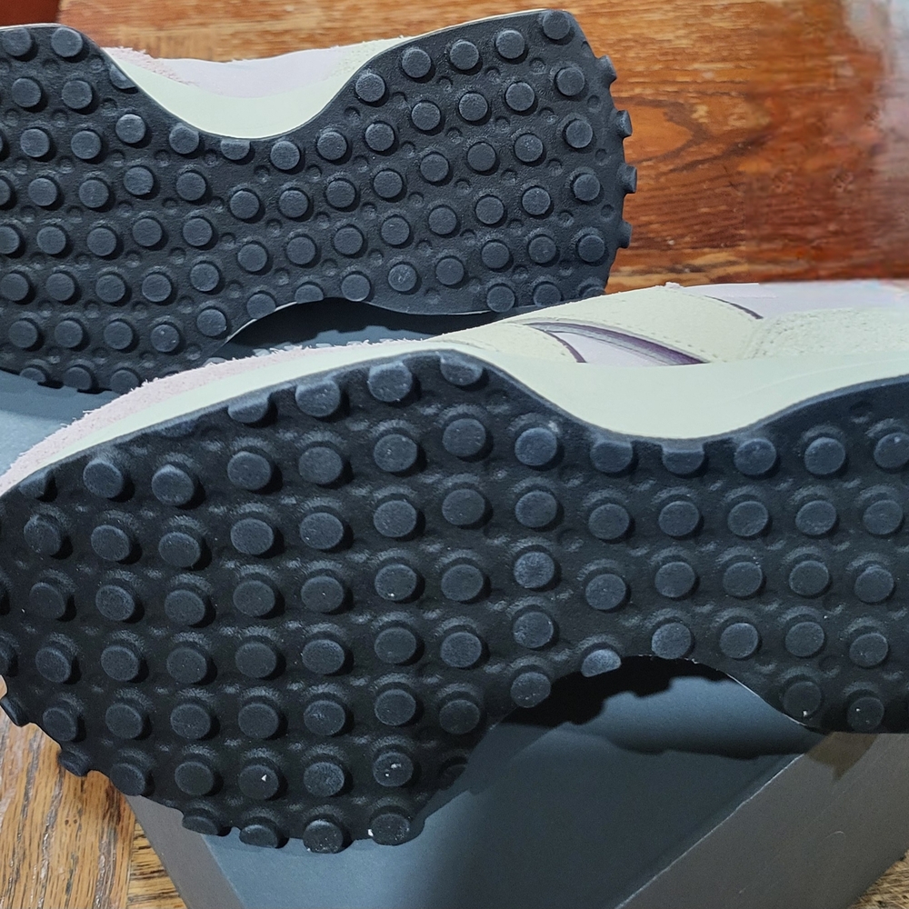 New Balance 327 Mauve and Cream Sneakers - Picture 3 of 5